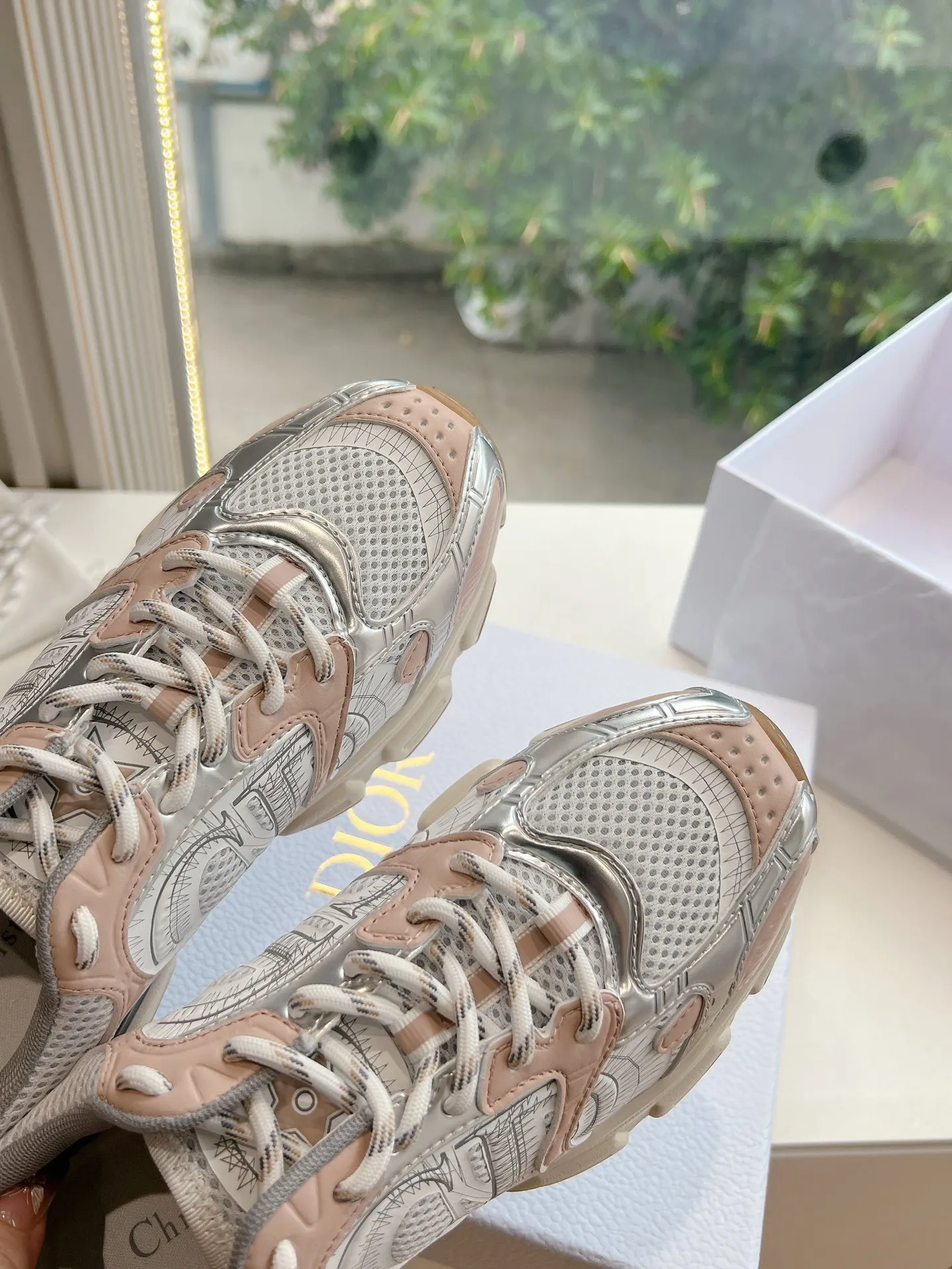 👟👟Ex-factory price 640👟👟 (Top version) Dior Chrono series sports shoes Purchased and developed in Taikoo Hui for RMB 18,200. This Dior chrono sports shoe continues the timeless silhouette and is carefully made of mesh, so it will be particularly comfortable on the feet. It is decorated with CD special craftsmanship logo to enhance the style. The lightweight style is matched with the "Christian Dior" logo thin sole, suitable for all seasons, and can be matched with all kinds of casual looks to add a finishing touch. Classic and super durable. Upper: cowhide stitching. Original molded outsole. Size: 35-41. Full set of counter synchronized gift box 💝 packaging